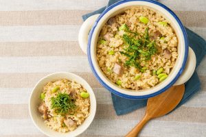 お鍋で簡単！鶏と枝豆のほうじ茶めしの写真