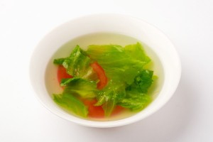 トマトとレタスの中華スープの写真