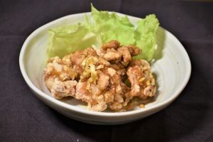 鶏のからあげ（油淋鶏ソースがけ）の写真